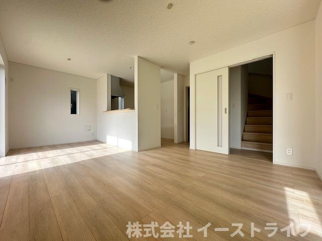 【新築戸建】　いわき市内郷内町第7　全1棟の居間・リビング|同社施工写真　広いリビングは、ご家族でゆっくりくつろぎたい方におすすめです。