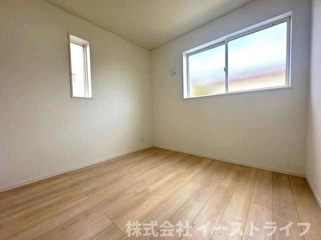 【新築戸建】　いわき市内郷内町第7　全1棟の洋室|同社施工写真　洋室は和室と比べて家具を置いたり敷物を敷いたりと、カスタマイズ性が高いので、自分の好みの部屋にしやすいです♪