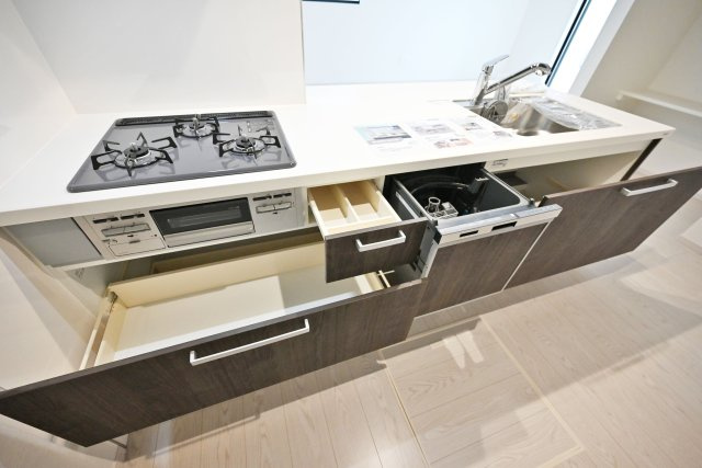 テラシエ浜甲子園1丁目新築一戸建て│4LDK+駐車２台可のキッチン|キッチンシンク下には大きな収納スペース有り。大きなお鍋やフライパンのような調理器具もスッポリ入ります。又、食後の片づけも食洗機があるから楽々です。