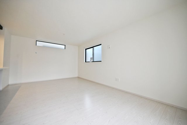 テラシエ浜甲子園1丁目新築一戸建て│4LDK+駐車２台可の居間・リビング|リビング全体を白色を基調とした清潔感ある空間に仕上げてあります。飽きの来ない色合いなのが◎