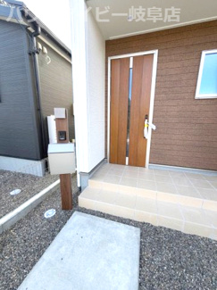【玄関】 | 本巣市下真桑新築建売全3棟！長期優良住宅！耐震等級3・住宅性能評価書取得！お車並列3台可能！ | 本巣市下真桑新築建売全3棟！長期優良住宅！耐震等級3・住宅性能評価書取得！お車並列3台可能！