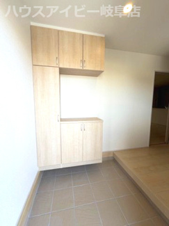 【玄関】 | 本巣市下真桑新築建売全3棟！長期優良住宅！耐震等級3・住宅性能評価書取得！お車並列3台可能！ | 本巣市下真桑新築建売全3棟！長期優良住宅！耐震等級3・住宅性能評価書取得！お車並列3台可能！