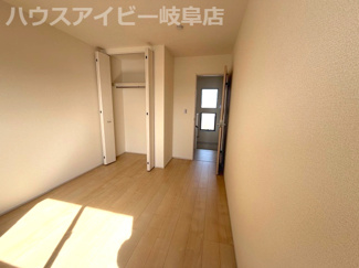 【洋室】 | 本巣市下真桑新築建売全3棟！長期優良住宅！耐震等級3・住宅性能評価書取得！お車並列3台可能！ | 本巣市下真桑新築建売全3棟！長期優良住宅！耐震等級3・住宅性能評価書取得！お車並列3台可能！
