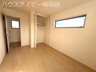 【洋室】 | 本巣市下真桑新築建売全3棟！長期優良住宅！耐震等級3・住宅性能評価書取得！お車並列3台可能！ | 本巣市下真桑新築建売全3棟！長期優良住宅！耐震等級3・住宅性能評価書取得！お車並列3台可能！