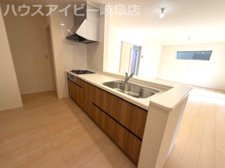 【キッチン】 | 本巣市下真桑新築建売全3棟！長期優良住宅！耐震等級3・住宅性能評価書取得！お車並列3台可能！ | 本巣市下真桑新築建売全3棟！長期優良住宅！耐震等級3・住宅性能評価書取得！お車並列3台可能！