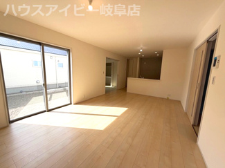 【居間・リビング】 | 本巣市下真桑新築建売全3棟！長期優良住宅！耐震等級3・住宅性能評価書取得！お車並列3台可能！ | 本巣市下真桑新築建売全3棟！長期優良住宅！耐震等級3・住宅性能評価書取得！お車並列3台可能！