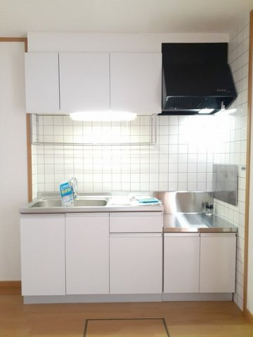 ヴィラエミネンス　Ｃのキッチン|コンパクトなキッチンで掃除もラクラク