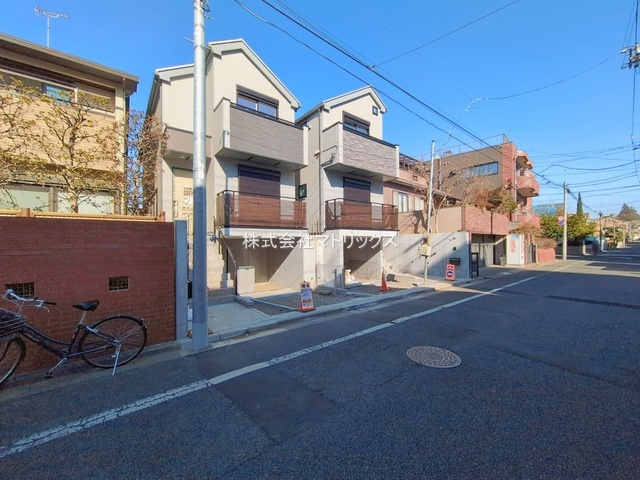 練馬区関町北4丁目　太陽光×制震×車庫　低炭素住宅　全2棟の前面道路含む現地写真