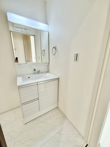 明石市魚住町西岡の独立洗面台|洗面台は3面鏡になっているため、身だしなみもしっかり確認できます！