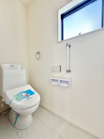 明石市魚住町西岡のトイレ|窓付きの明るいトイレ。
快適な温水洗浄便座付きです♪