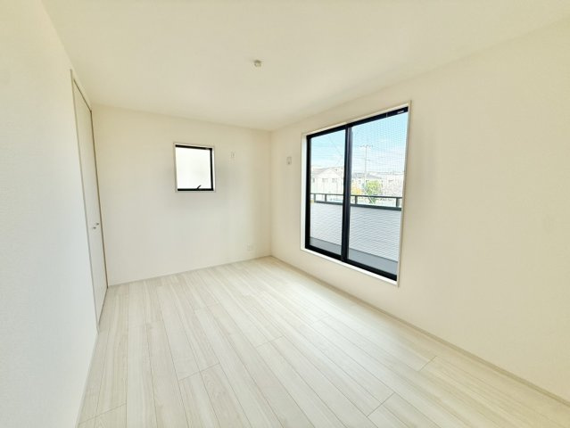 明石市魚住町西岡の洋室|クローゼット型の収納は、お部屋も広々と使えます♪