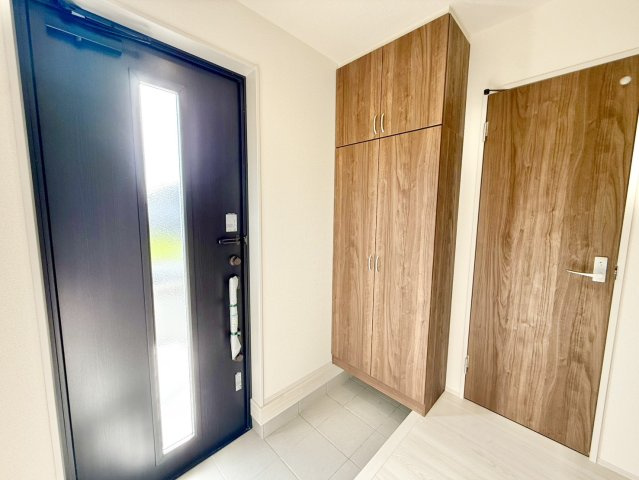 明石市魚住町西岡の玄関|木目調のシューズボックスがお部屋と馴染み、ナチュラルな印象♪