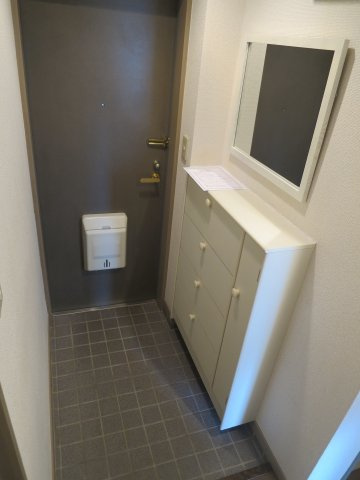 クレスト壱番館の玄関