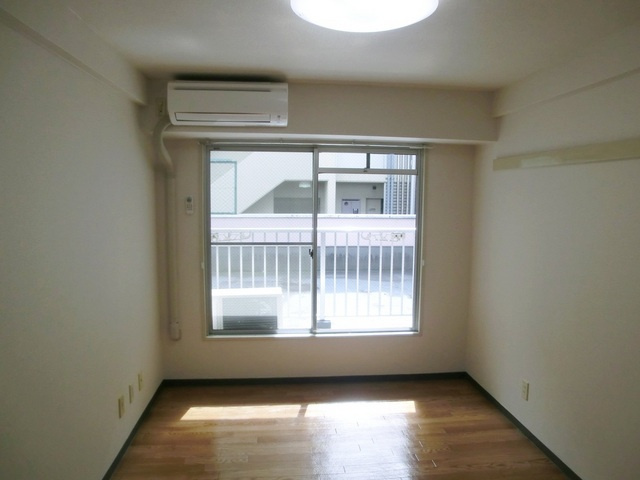 アムス小岩ＷＥＳＴの居間・リビング|人気の洋室タイプです。