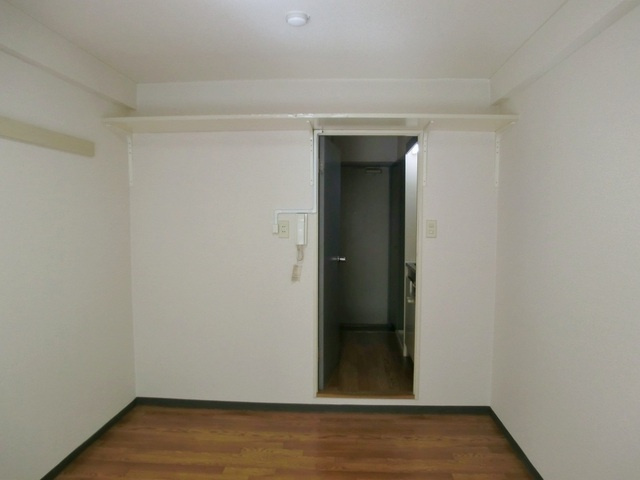 アムス小岩ＷＥＳＴの寝室|お部屋の上部にも荷物が置けます。