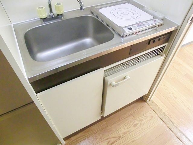 アムス小岩ＷＥＳＴのキッチン|1口ＩＨクッキングヒータ・ミニ冷蔵庫付いてます♪