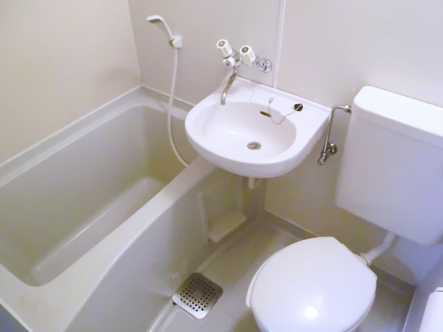 アムス小岩ＷＥＳＴの浴室|きれいな3点ユニットバスです。