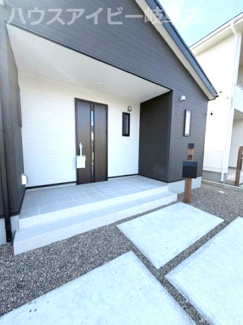 【玄関】 | 本巣市下真桑平屋の新築建売全3棟！長期優良住宅！耐震等級3・住宅性能評価書取得！お車並列3台可能！ | 本巣市下真桑平屋の新築建売全3棟！長期優良住宅！耐震等級3・住宅性能評価書取得！お車並列3台可能！