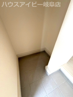【玄関】 | 本巣市下真桑平屋の新築建売全3棟！長期優良住宅！耐震等級3・住宅性能評価書取得！お車並列3台可能！ | 本巣市下真桑平屋の新築建売全3棟！長期優良住宅！耐震等級3・住宅性能評価書取得！お車並列3台可能！