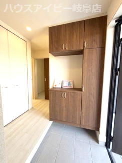 【玄関】 | 本巣市下真桑平屋の新築建売全3棟！長期優良住宅！耐震等級3・住宅性能評価書取得！お車並列3台可能！ | 本巣市下真桑平屋の新築建売全3棟！長期優良住宅！耐震等級3・住宅性能評価書取得！お車並列3台可能！
