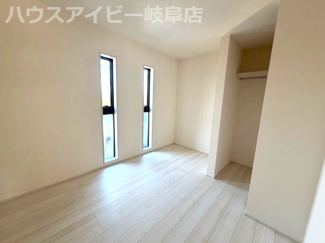 【洋室】 | 本巣市下真桑平屋の新築建売全3棟！長期優良住宅！耐震等級3・住宅性能評価書取得！お車並列3台可能！ | 本巣市下真桑平屋の新築建売全3棟！長期優良住宅！耐震等級3・住宅性能評価書取得！お車並列3台可能！