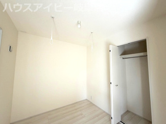 【洋室】 | 本巣市下真桑平屋の新築建売全3棟！長期優良住宅！耐震等級3・住宅性能評価書取得！お車並列3台可能！ | 本巣市下真桑平屋の新築建売全3棟！長期優良住宅！耐震等級3・住宅性能評価書取得！お車並列3台可能！