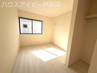 【洋室】 | 本巣市下真桑平屋の新築建売全3棟！長期優良住宅！耐震等級3・住宅性能評価書取得！お車並列3台可能！ | 本巣市下真桑平屋の新築建売全3棟！長期優良住宅！耐震等級3・住宅性能評価書取得！お車並列3台可能！