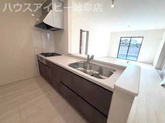 【キッチン】 | 本巣市下真桑平屋の新築建売全3棟！長期優良住宅！耐震等級3・住宅性能評価書取得！お車並列3台可能！ | 本巣市下真桑平屋の新築建売全3棟！長期優良住宅！耐震等級3・住宅性能評価書取得！お車並列3台可能！