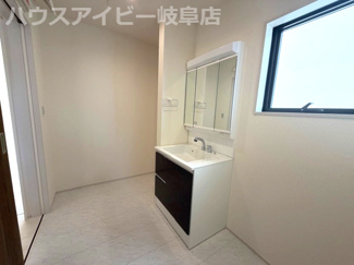 【脱衣所】 | 本巣市下真桑平屋の新築建売全3棟！長期優良住宅！耐震等級3・住宅性能評価書取得！お車並列3台可能！ | 本巣市下真桑平屋の新築建売全3棟！長期優良住宅！耐震等級3・住宅性能評価書取得！お車並列3台可能！