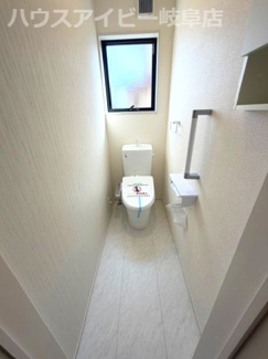 【トイレ】 | 本巣市下真桑平屋の新築建売全3棟！長期優良住宅！耐震等級3・住宅性能評価書取得！お車並列3台可能！ | 本巣市下真桑平屋の新築建売全3棟！長期優良住宅！耐震等級3・住宅性能評価書取得！お車並列3台可能！