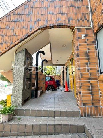 コート駒沢公園　出窓　通風良好　乾燥機付きのエントランス