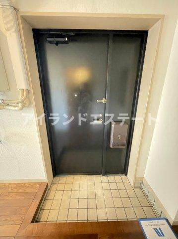 コート駒沢公園　出窓　通風良好　乾燥機付きの玄関