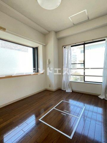 コート駒沢公園　出窓　通風良好　乾燥機付きの居間・リビング