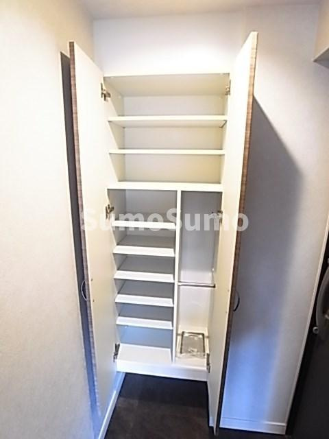 TOYOTOMi STAY　Premium 神戸湊川公園の収納|大きなスペースがあり、収納には困りません