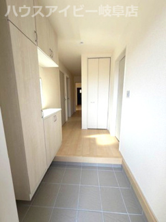 【玄関】 | 本巣市下真桑平屋の新築建売全3棟！長期優良住宅！耐震等級3・住宅性能評価書取得！お車並列3台可能！ | 本巣市下真桑平屋の新築建売全3棟！長期優良住宅！耐震等級3・住宅性能評価書取得！お車並列3台可能！