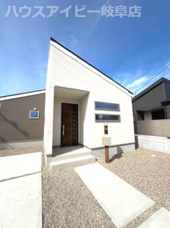 【玄関】 | 本巣市下真桑平屋の新築建売全3棟！長期優良住宅！耐震等級3・住宅性能評価書取得！お車並列3台可能！ | 本巣市下真桑平屋の新築建売全3棟！長期優良住宅！耐震等級3・住宅性能評価書取得！お車並列3台可能！