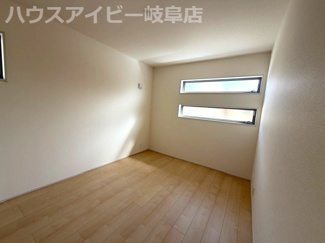 【洋室】 | 本巣市下真桑平屋の新築建売全3棟！長期優良住宅！耐震等級3・住宅性能評価書取得！お車並列3台可能！ | 本巣市下真桑平屋の新築建売全3棟！長期優良住宅！耐震等級3・住宅性能評価書取得！お車並列3台可能！