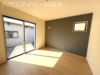 【洋室】 | 本巣市下真桑平屋の新築建売全3棟！長期優良住宅！耐震等級3・住宅性能評価書取得！お車並列3台可能！ | 本巣市下真桑平屋の新築建売全3棟！長期優良住宅！耐震等級3・住宅性能評価書取得！お車並列3台可能！