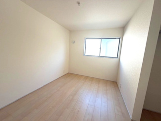 【洋室】 | 本巣市下真桑平屋の新築建売全3棟！長期優良住宅！耐震等級3・住宅性能評価書取得！お車並列3台可能！ | 本巣市下真桑平屋の新築建売全3棟！長期優良住宅！耐震等級3・住宅性能評価書取得！お車並列3台可能！
