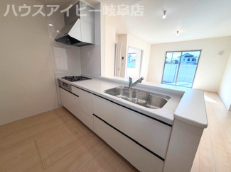 【キッチン】 | 本巣市下真桑平屋の新築建売全3棟！長期優良住宅！耐震等級3・住宅性能評価書取得！お車並列3台可能！ | 本巣市下真桑平屋の新築建売全3棟！長期優良住宅！耐震等級3・住宅性能評価書取得！お車並列3台可能！