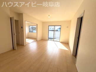 【居間・リビング】 | 本巣市下真桑平屋の新築建売全3棟！長期優良住宅！耐震等級3・住宅性能評価書取得！お車並列3台可能！ | 本巣市下真桑平屋の新築建売全3棟！長期優良住宅！耐震等級3・住宅性能評価書取得！お車並列3台可能！