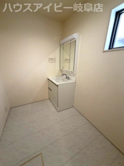【脱衣所】 | 本巣市下真桑平屋の新築建売全3棟！長期優良住宅！耐震等級3・住宅性能評価書取得！お車並列3台可能！ | 本巣市下真桑平屋の新築建売全3棟！長期優良住宅！耐震等級3・住宅性能評価書取得！お車並列3台可能！