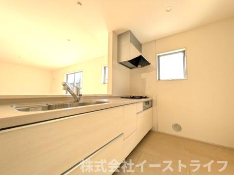 【新築戸建】　いわき市平下平窪１期　長期優良住宅　全３棟のキッチン|3号棟写真　使い勝手の良いシステムキッチンで、対面式なのでご家族との団欒にもぴったりですね(^^)/また、収納力もあり〇