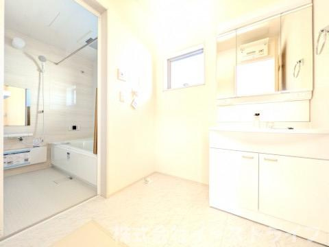 【新築戸建】　いわき市平下平窪１期　長期優良住宅　全３棟の独立洗面台|3号棟写真　三面鏡の洗面台は収納スペースが豊富で、鏡の周りには棚もあるため、洗顔用品や歯ブラシ、うがい用のコップ、整髪料、スキンケア用品、化粧品などを置いて整理することができます。