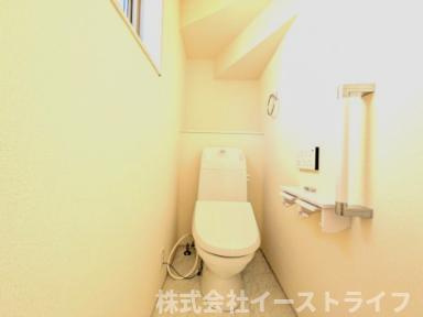 【新築戸建】　いわき市平下平窪１期　長期優良住宅　全３棟のトイレ|3号棟写真　白を基調とした、シンプルながらも落ち着くデザインです。洗浄機付き温水便座で機能性もばっちりです！