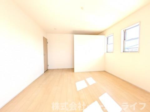 【新築戸建】　いわき市平下平窪１期　長期優良住宅　全３棟の寝室|3号棟写真　家具などのインテリアともマッチしておしゃれ感が出しやすく、身の回りの整理がしやすいのも魅力な洋室です。