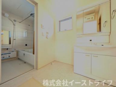 【新築戸建】　いわき市平下平窪１期　長期優良住宅　全３棟の独立洗面台|3号棟写真　三面鏡の洗面台は収納スペースが豊富で、鏡の周りには棚もあるため、洗顔用品や歯ブラシ、うがい用のコップ、整髪料、スキンケア用品、化粧品などを置いて整理することができます。