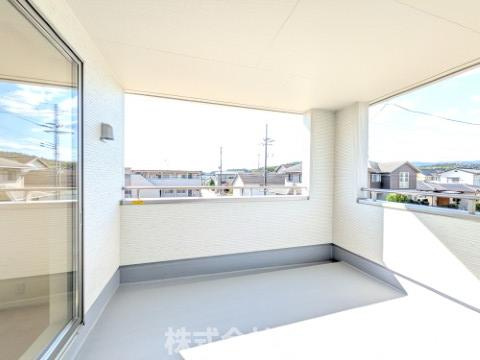 【新築戸建】　いわき市平下平窪１期　長期優良住宅　全３棟のバルコニー|3号棟写真　インナーバルコニーは広々としていてお洗濯が楽ちんです。また日当たりを好む植物を育てるにはぴったりの空間なので、ガーデニングの場としても楽しむことができます〇