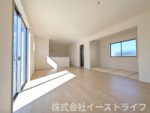 【新築戸建】　いわき市平下平窪１期　長期優良住宅　全３棟の居間・リビング|3号棟写真　18帖の広々リビング。リビングイン階段なのでご家族の帰宅や外出がわかりコミュニケーションが増えます♪