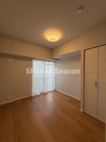 【洋室】 | 全居室収納で、年々増える荷物もスッキリ片付きますね！